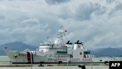这张由菲律宾海岸警卫队 (PCG) 于2024年9月15日拍摄的照片显示,了菲律宾海岸警卫队船特雷莎·马格巴努亚号(BRP Teresa Magbanua)抵达巴拉望岛普林塞萨港的港口。