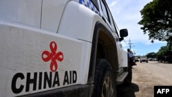 资料照:所罗门群岛首都霍尼亚拉街头的一辆中国政府援助的警察巡逻车。(2024年4月18日)