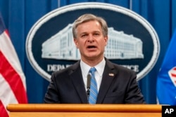 资料照:美国联邦调查局局长克里斯托弗·雷在司法部的记者会上讲话。(2021年11月8日)