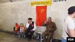 莫斯科市中心地下通道中,有人装扮成斯大林和列宁供人合影拍照。(美国之音白桦拍摄)