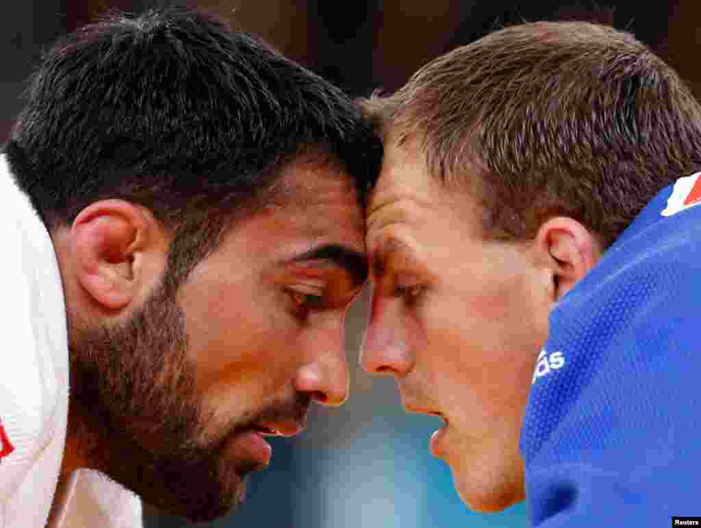 Vận động viên Ilias Iliadis người Hy Lạp đấu với Karolis Bauza, người Lithuania (áo xanh) trong vòng loại 16, nhu đạo nam hạng 90 kilô.