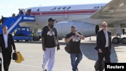 Cựu ngôi sao bóng rổ Dennis Rodman đến sân bay Bình Nhưỡng ở Bắc Triều Tiên, ngày 3/9/2013.