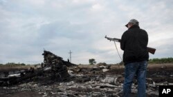 亲俄民兵在马航班机坠毁现场站岗