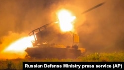 俄罗斯国防部2024年11月13日发布照片显示,俄罗斯军队的多管火箭发射器“索恩采佩克”向俄罗斯库尔斯克地区边境地区的乌克兰阵地开火。