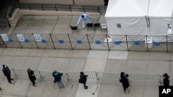 2020年4月20日纽约哈林区人们排队等候接受新冠病测试。