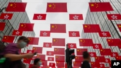 香港商业区街道上悬挂的中国和香港旗帜。(2021年6月27日)