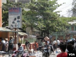 人们在发生骚乱的缅甸密铁拉镇抢劫商店(美国之音缅甸语组罗尼.迎拍摄)