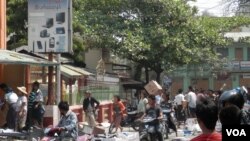 人们在发生骚乱的缅甸密铁拉镇抢劫商店(美国之音缅甸语组罗尼.迎拍摄)