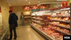 莫斯科的一家小超市。俄罗斯人对经济日益悲观。(美国之音白桦拍摄)