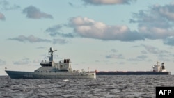 在卡特加海峡,一艘丹麦海军巡逻艇监视附近的中国散货船“伊鹏3号”.(2024年11月20日)