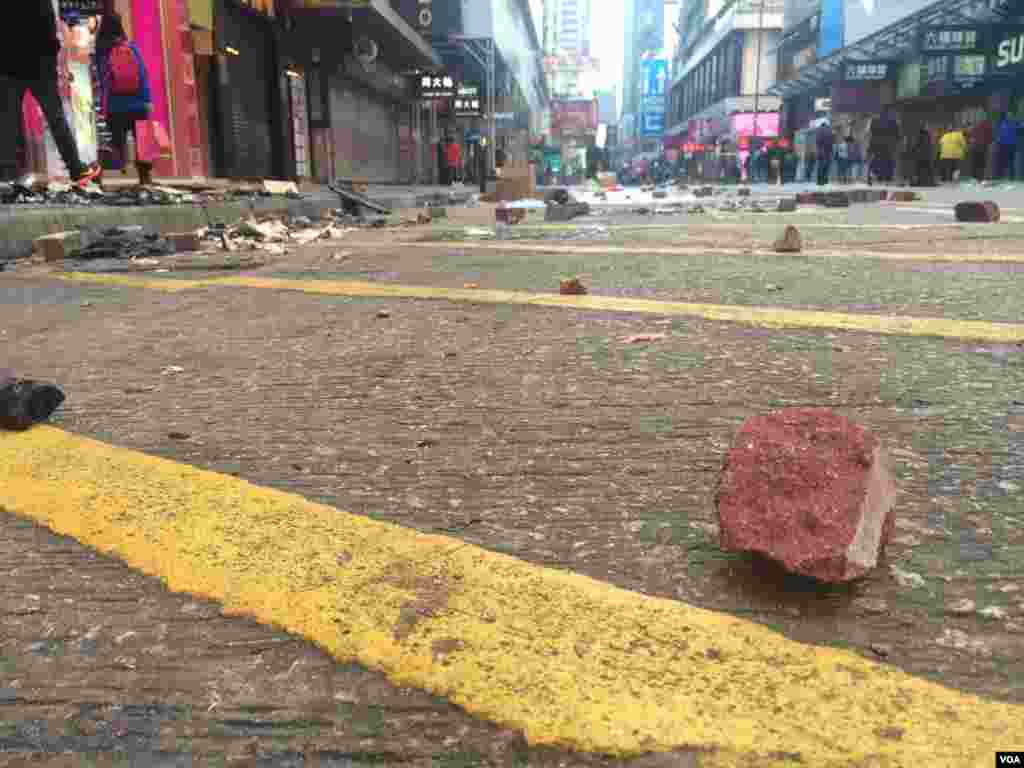 旺角街头夜市大年初一晚爆发激烈警民冲突(美国之音谭嘉琪拍摄)