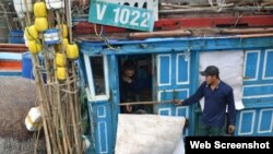 Một tàu cá của ngư dân Quảng Ngãi bị tàu vỏ thép của Trung Quốc đâm thẳng vào khi đang đánh bắt trên vùng biển của Việt Nam. (ảnh chụp từ TuoiTre)