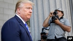 川普抵达纽约曼哈顿一家法院去履行陪审员义务。(2015年8月17日)