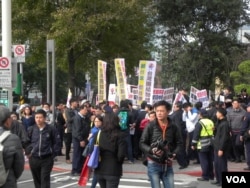 抗议民众在会场外示威。(美国之音许波拍摄)