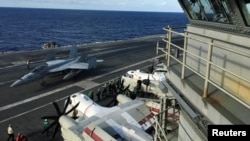 美国海军里根号航母参加与日本海上自卫队和加拿大皇家海军在西太平洋举行的大规模“利剑”联合军演。(2018年11月3日)