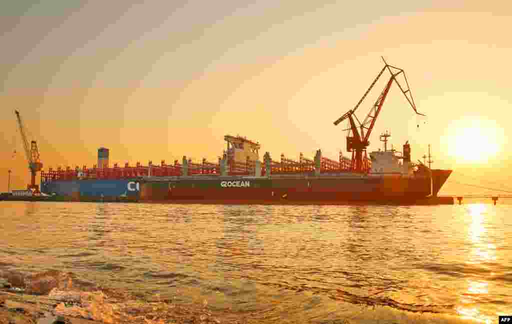 2018年1月16日,中国江苏省南通,一艘中国制造的2万“20英尺标准集装箱”货轮。