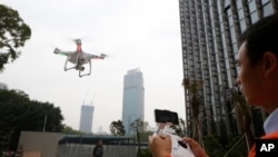 中国深圳无人机企业大疆科技的工作人员在演示一款无人机(资料图)