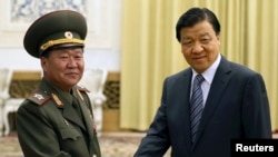 2013年5月3日,中共政治局常委刘云山(右)在北京人民大会堂与来访的朝鲜劳动党政治局常委、金正恩特使崔龙海握手。崔龙海后被降职,但作为朝鲜特使参加了中国2015年9月3日在北京举行的大阅兵。