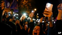 Phụ nữ hô khẩu hiệu trong buổi meeting kỷ niệm Ngày Quốc tế Phụ nữ tại Istanbul, Thổ Nhĩ Kỳ, ngày 8/3/2023.