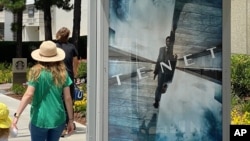 图为克里斯托弗·诺兰执导的新片《天能》(Tenet)2020年6月27日在洛杉矶推出的海报。