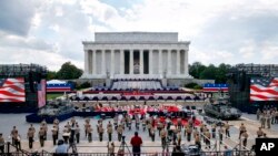 Suasana persiapan perayaan Hari Kemerdekaan AS di depan Lincoln Memorial, Washington D.C., 3 Juli 2019.