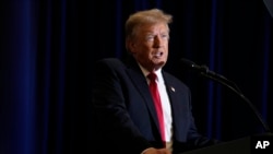 资料照片:前总统特朗普2023年12月13日在爱荷华州科拉尔维尔举行的党团集会上发表讲话。