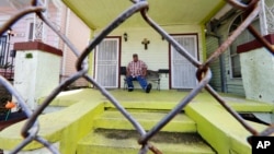 2020年3月24日新冠病毒席卷路易斯安那:新奥尔良的高级餐厅厨师大卫·麦格劳失业在家