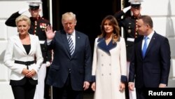 美国总统特朗普和夫人在白宫迎接到访的波兰总统杜达和夫人。(2018年9月18日)