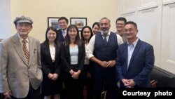 台湾联合国协进会UN宣达团在国会山与美国民众党籍联邦众议员阿米·贝拉(右3)会面。(2024年9月17日,台湾联合国协进会提供)