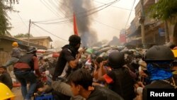 2021年3月29日,缅甸实皆省的抗议者们使用弹弓,并用路障作掩护