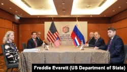 卢比奥在马来西亚首都举行的美国与东南亚国家联盟(ASEAN)外长会议期间与拉夫罗夫会面。(2025年7月10日）