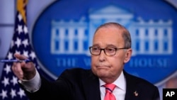 资料照:总统经济顾问库德洛在白宫回答记者问题(2018年11月27日)