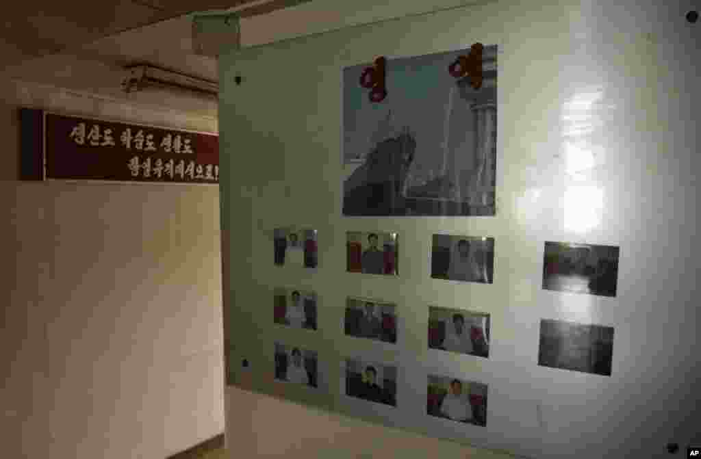 Bên trong khoang tàu của Bắc Triều Tiên với hình ảnh thủy thủ đoàn dán trên tường