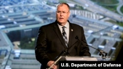 美国国防部副部长罗伯特·沃克发表讲话(2015年6月23日,美国国防部图片)