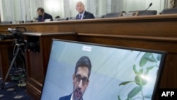 资料照片:时任参议院商务委员会主席的威克参议员正在听证会上听取谷歌首席执行官皮采的视频作证。(2020年10月28日)