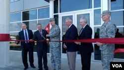 高迪议员(左)参加剪彩仪式。(美国之音 杨晨)