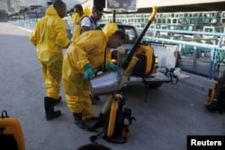 工人们准备在里约热内卢的一座体育馆喷洒杀虫剂(2016年1月26日)