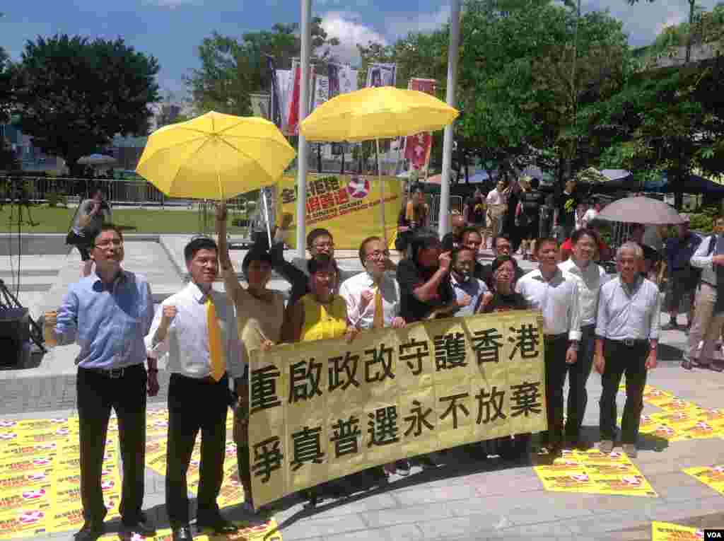 香港立法会否决2017年特首选举方案(美国之音海彦拍摄)