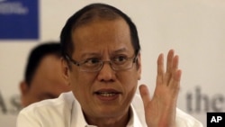 Tổng thống Philippines Benigno Aquino III trả lời họp báo tại Manila, ngày 17/10/2012 