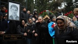 阿塞拜疆民众2024年12月29日在首都巴库为阿塞拜疆航空一位遇难空乘人员举行葬礼。