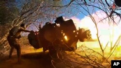 库尔斯克地区的俄军向乌军方向开火(资料照:2024年10月17日)