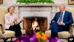 Presiden AS Joe Biden menerima tamunya, Presiden Komisi Eropa Ursula von der Leyen di Gedung Putih, hari Jumat (10/3).