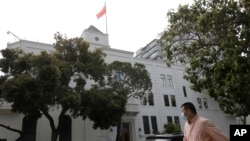 一名男子走过中国驻旧金山领事馆前的街道 (2020年7月23日)