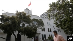 一名男子走过中国驻旧金山领事馆前的街道 (2020年7月23日)