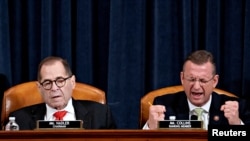 众院司法委员会共和党籍资深成员科林斯（Doug Collins）12月12日在弹劾辩论时发言，左为委员会主席纳德勒。