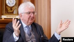 资料照:奥地利中央银行行长罗伯特·霍尔兹曼(Robert Holzmann) 在维也纳的办公室接受路透社采访。(2024年4月2日)