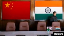 资料照:中印军事指挥官在两国边界邦拉山口举行会议的会议室墙上悬挂的中印国旗。