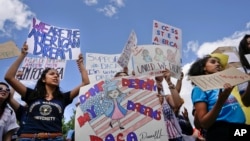 “幼年来美暂缓递解行动(DACA)”的支持者今年9月在白宫前举行示威