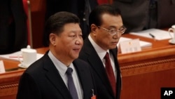 中国国家主席习近平和总理李克强在全国人民代表大会开幕式上(2019年3月5日)