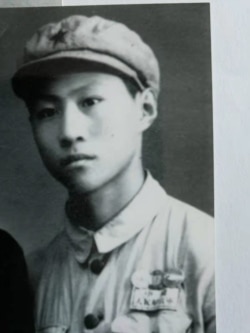 王西麟在军乐团开始学习音乐。(摄于1952年,王西麟提供照片)